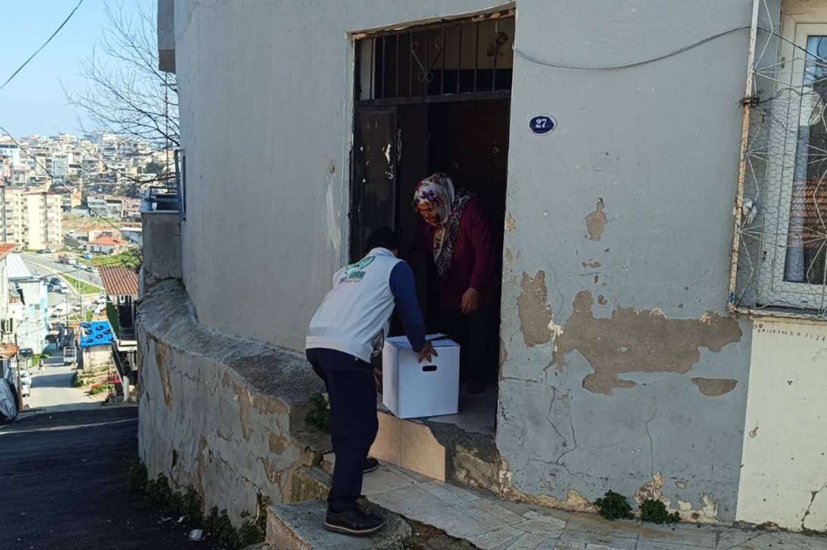 Umut Kervanı İzmir'de Ramazan ayı vesilesiyle yüzlerce aileye yardımda bulundu