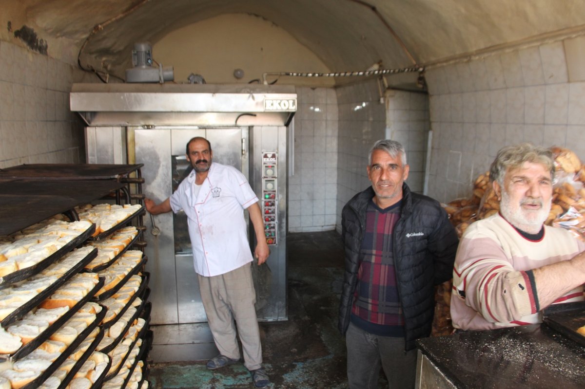 300 derece sıcaklıkta hem çalışıyor hem de oruç tutuyorlar