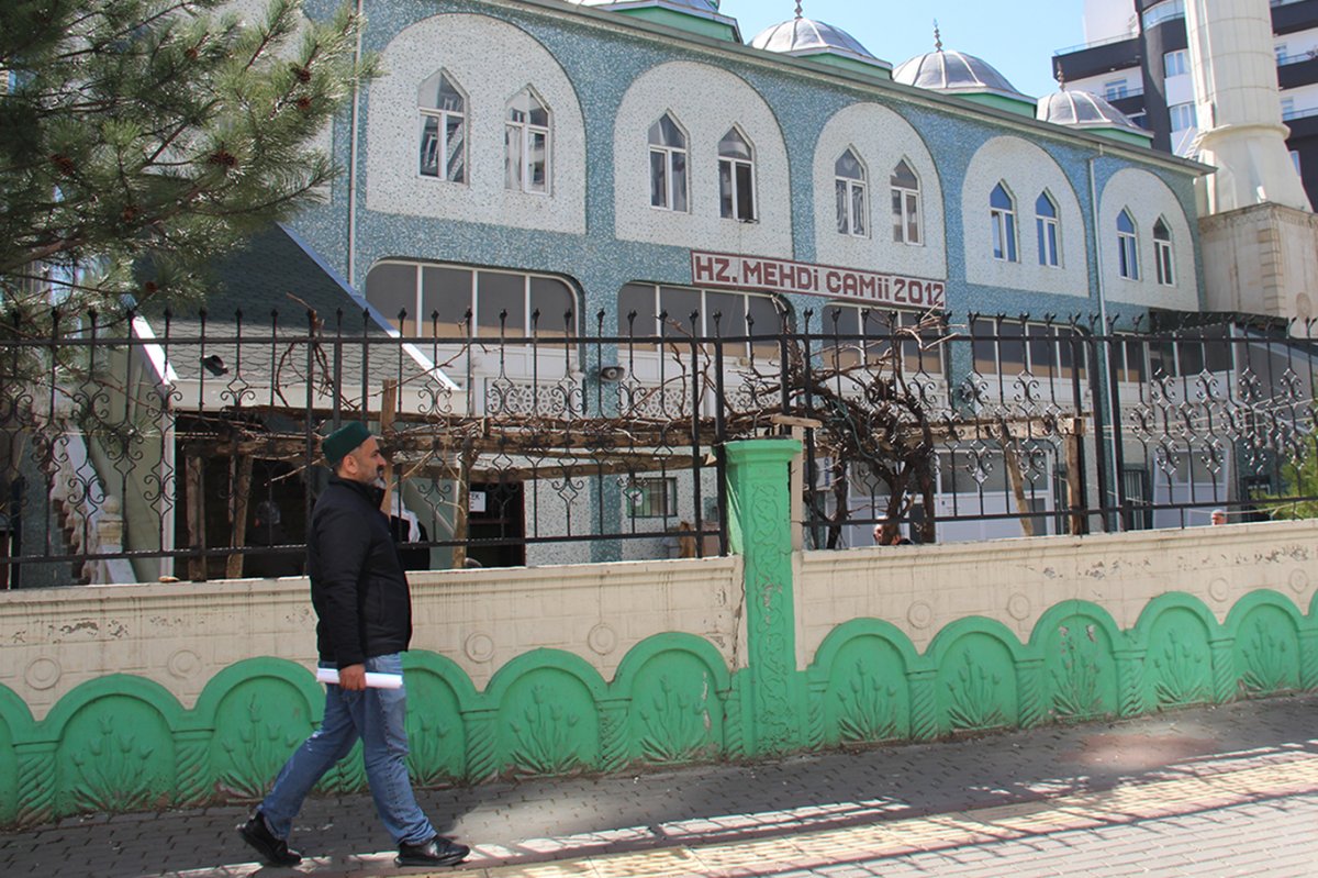 Her gün farklı bir camide ibadet ediyor