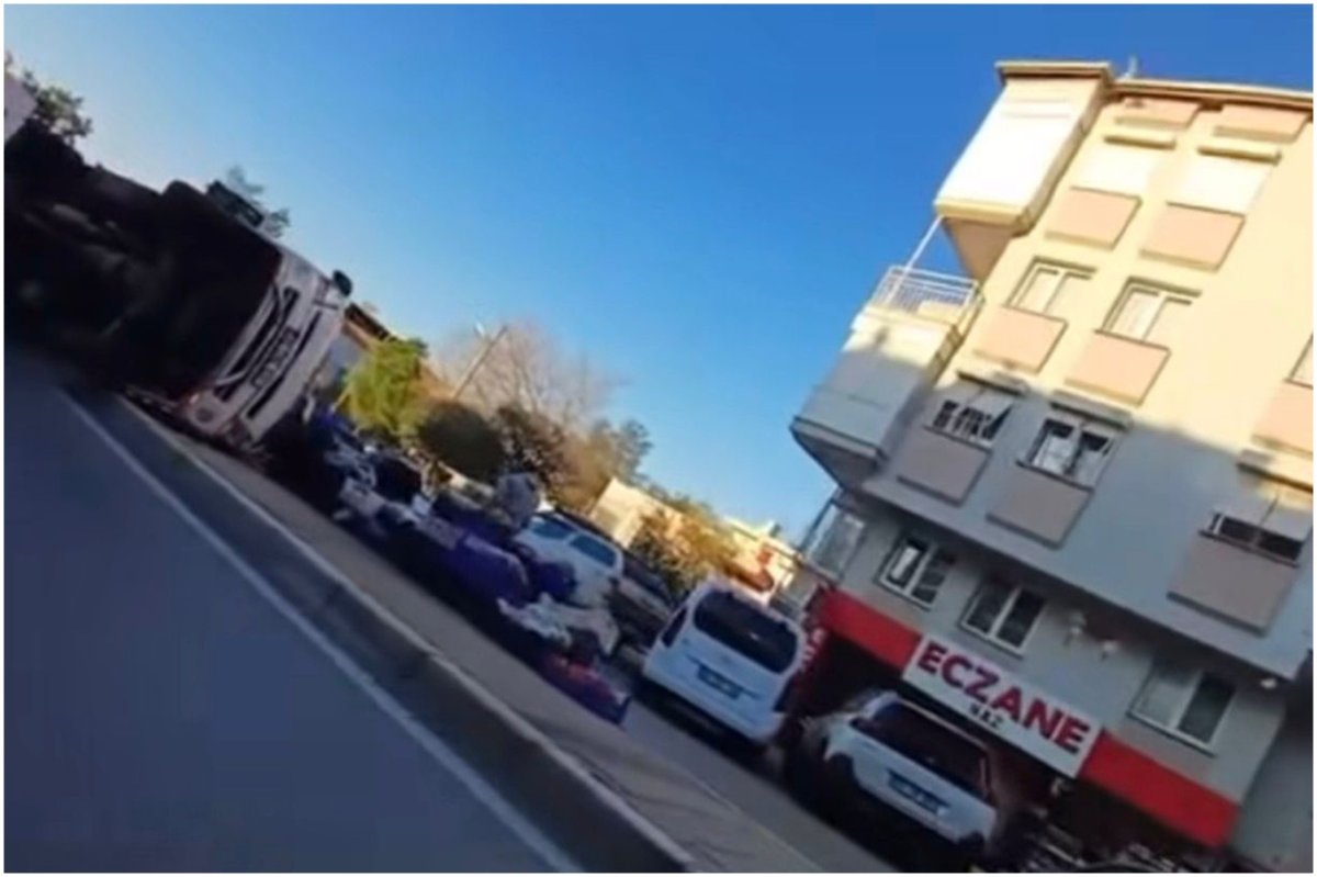 İzmir’de meyve yüklü araç devrildi