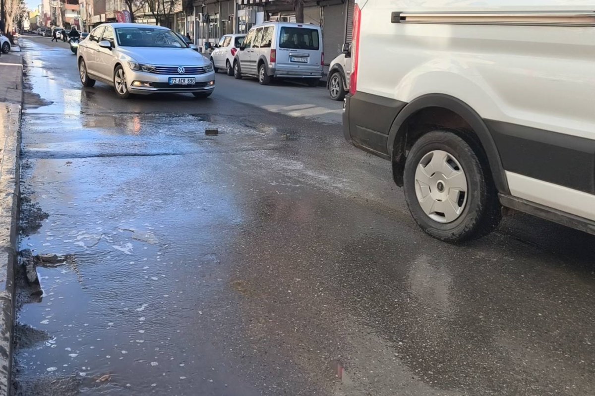 Cadde üzerindeki çukur tepki topladı: Vatandaş çözüm bekliyor
