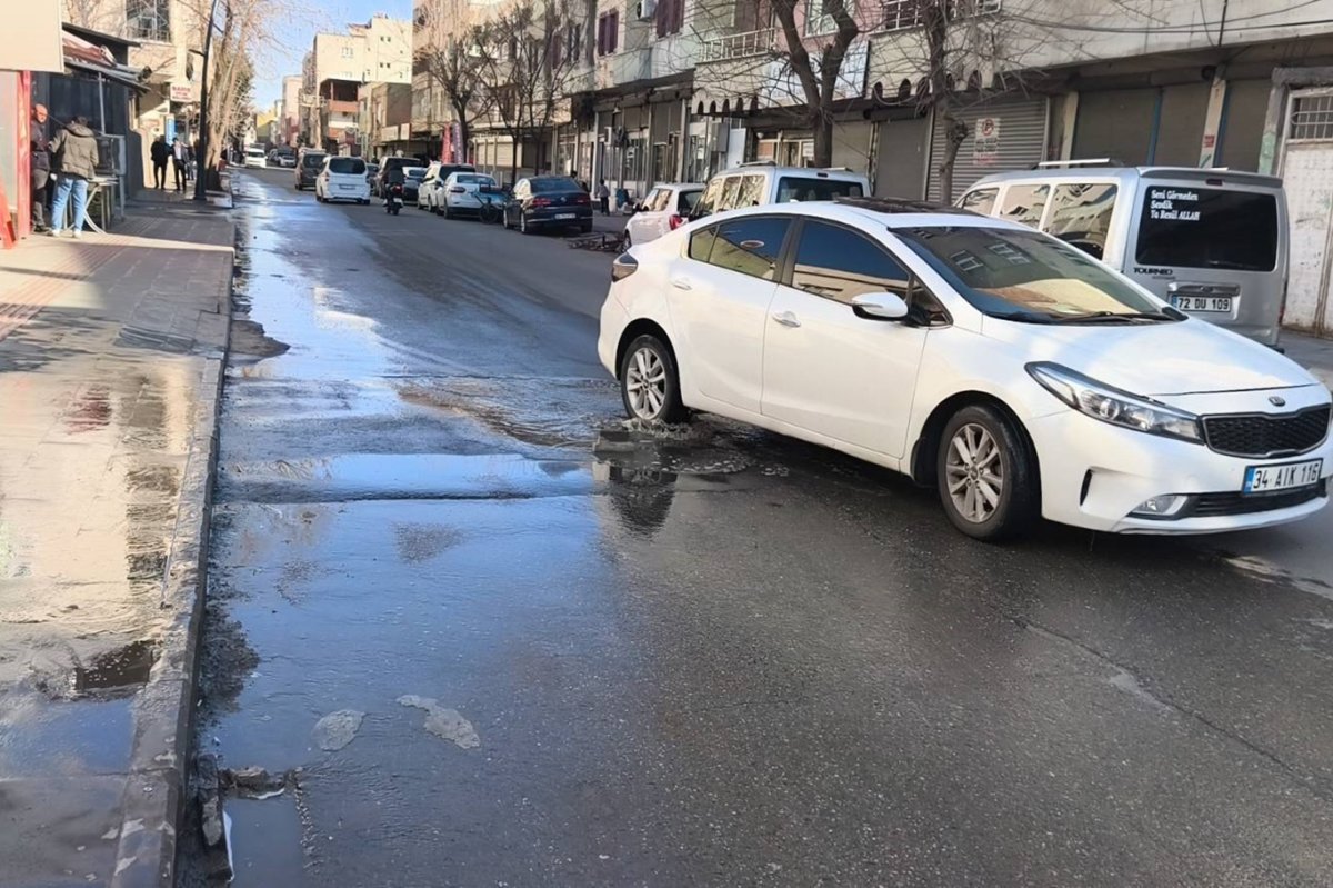 Cadde üzerindeki çukur tepki topladı: Vatandaş çözüm bekliyor