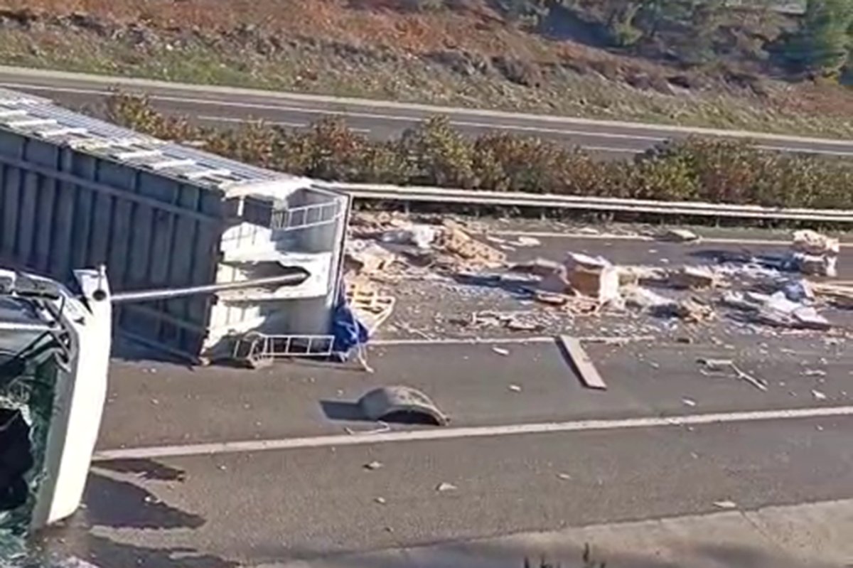 Gaziantep'te fayans yüklü tır devrildi