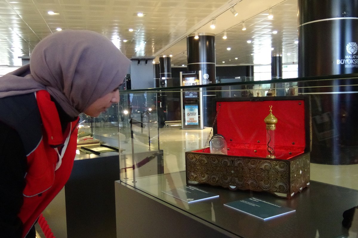 Kutsal emanetler sergisini ziyaret eden halk: İslam tarihini yeniden hatırlattı