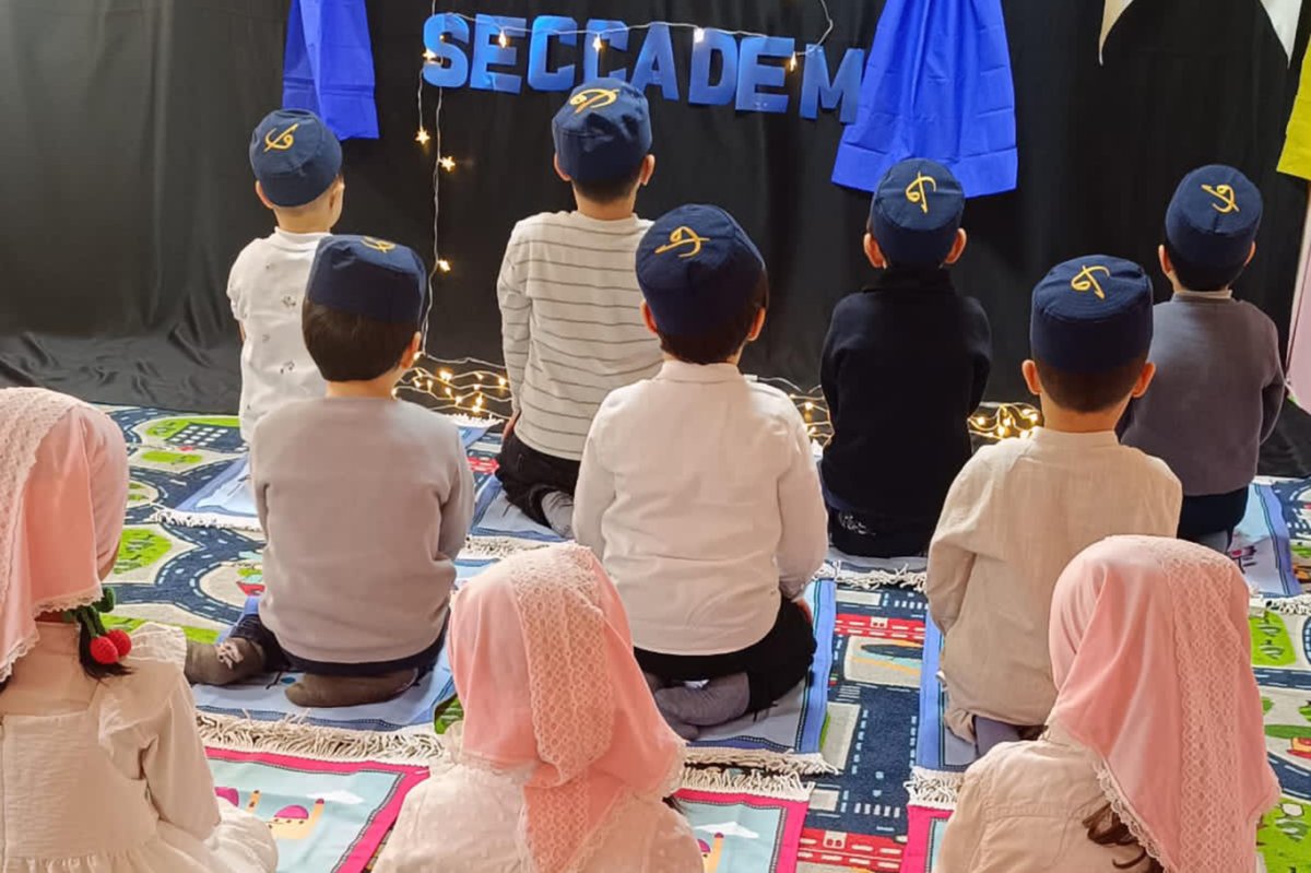 Minik yürekler ilk seccadeleriyle namazla tanıştı