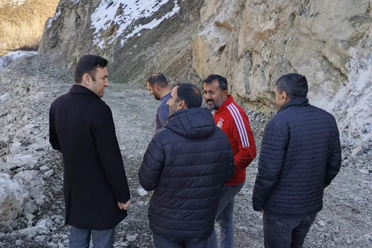 Pervari’de heyelan nedeniyle köy yolu ulaşıma kapandı