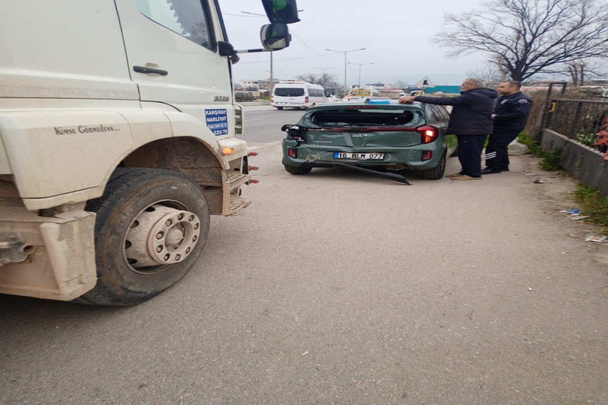 Bursa'da hafriyat kamyonu otomobile çarptı: Bir kişi yaralandı