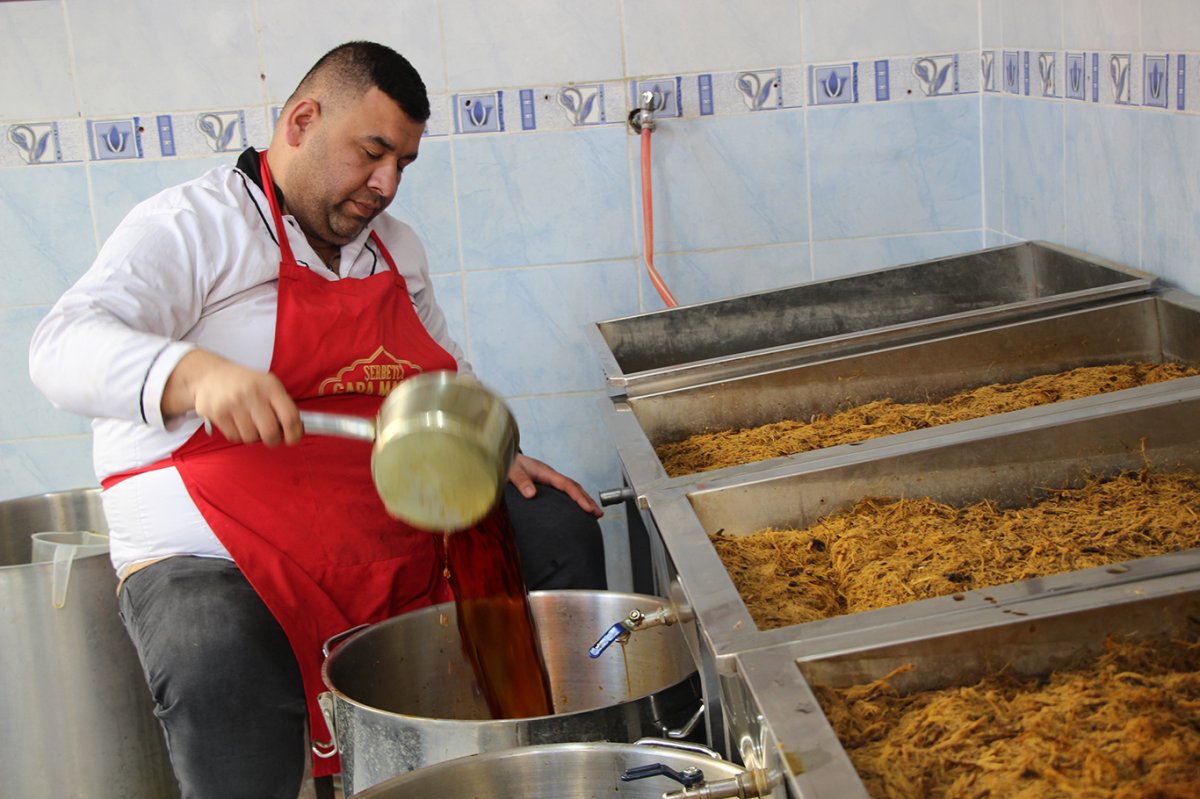 Harçlık kazanmak için başladığı şerbetçilik mesleğini 50 yıldır devam ettiriyor
