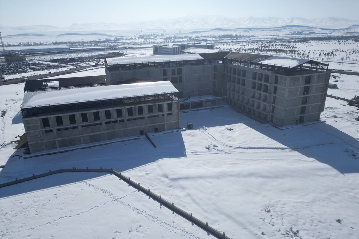 Ağrı'da sismik izolatörlerin kullanıldığı 270 yataklı hastanenin inşası sürüyor