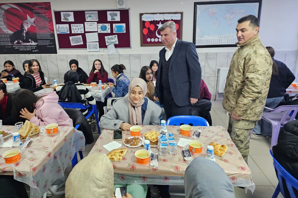 HÜDA PAR'lı Başkan Özhan, öğrencileri iftar sofrasında buluşturdu