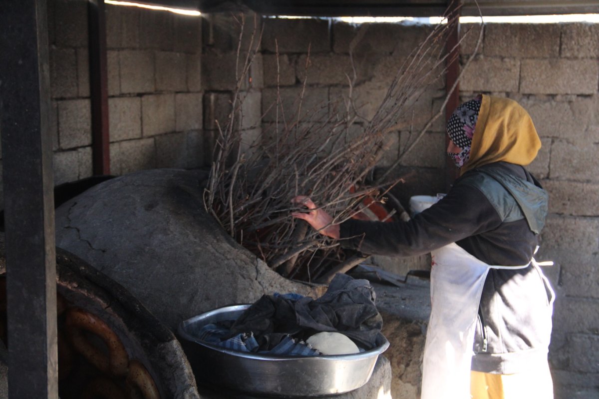 Ramazanda tandır mesaisinde kadınlar hem çalışıyor hem evine destek oluyor