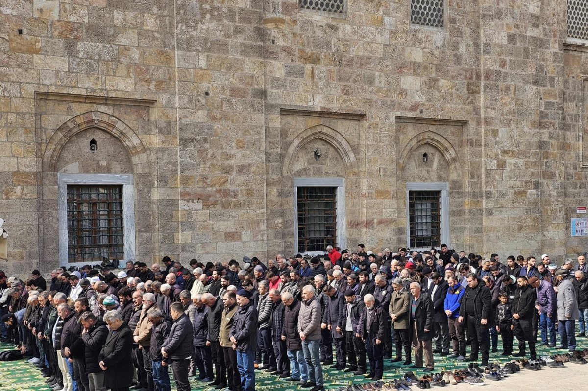 Ramazanın son cuması Bursa Ulu Cami doldu taştı