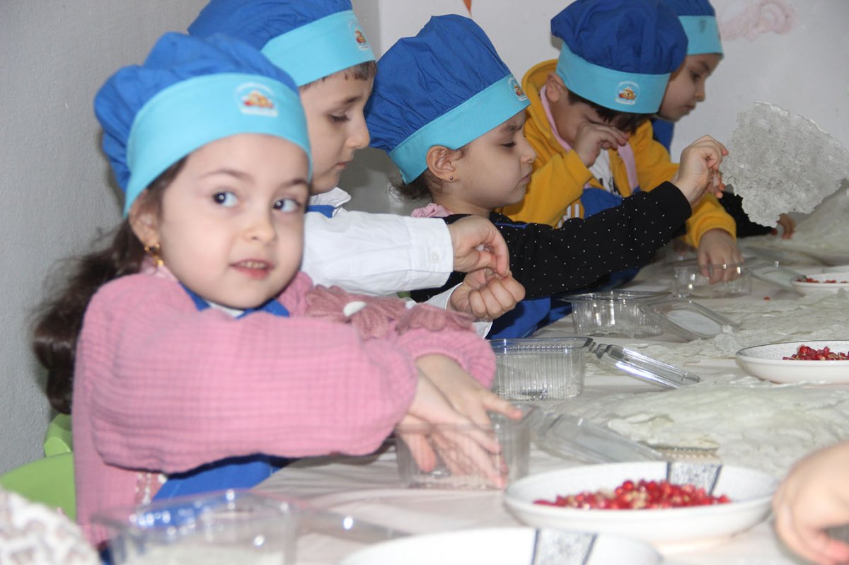 Tekne orucu tutan minikler aileleri için güllaç hazırladı