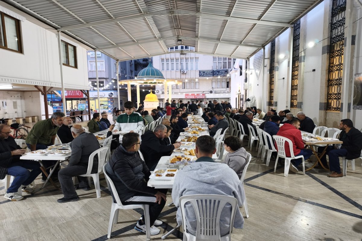 Hatay’da Umut Kervanı’ndan iftar sofrası