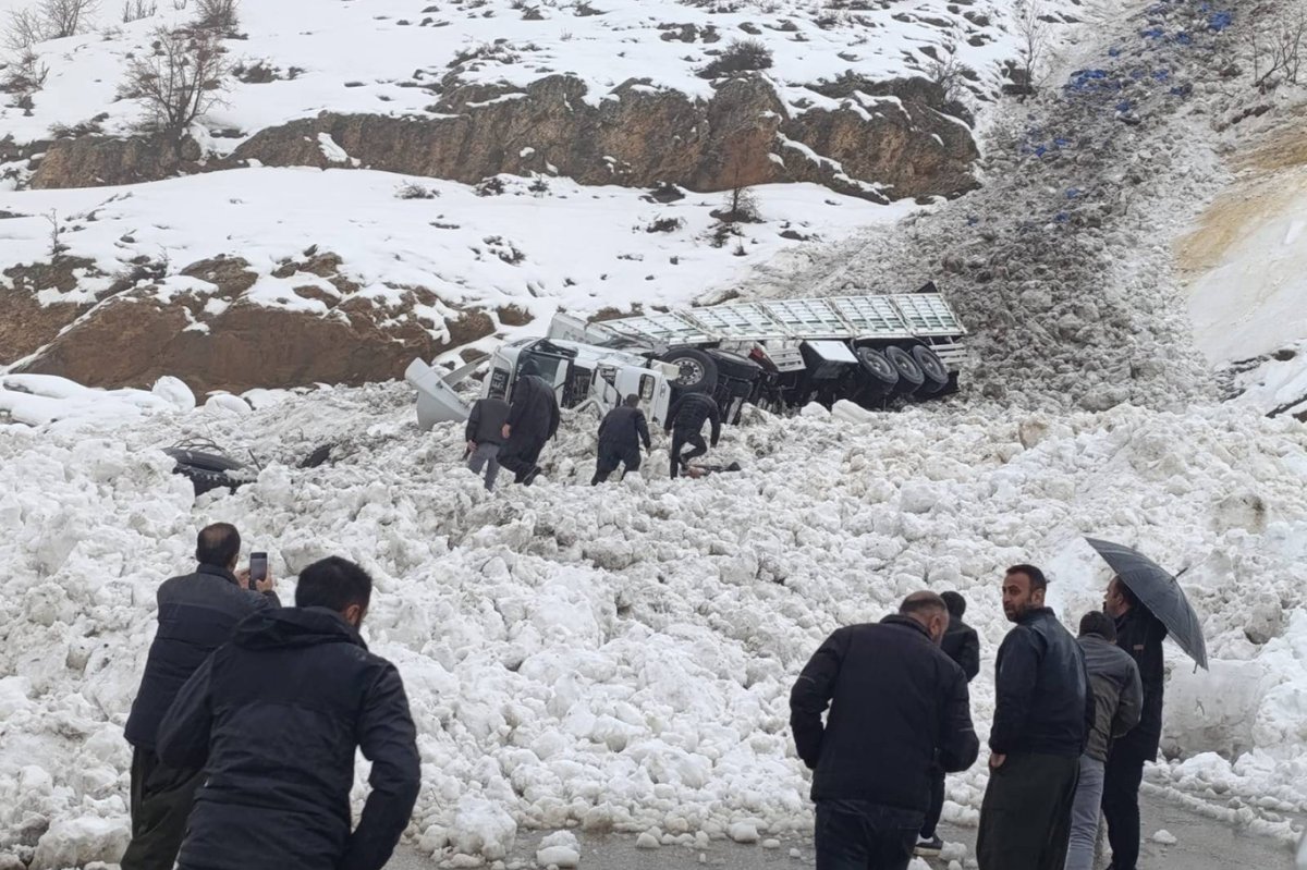 Çığ nedeniyle ulaşım dururken mahsur kalan 40 yolcu kurtarıldı