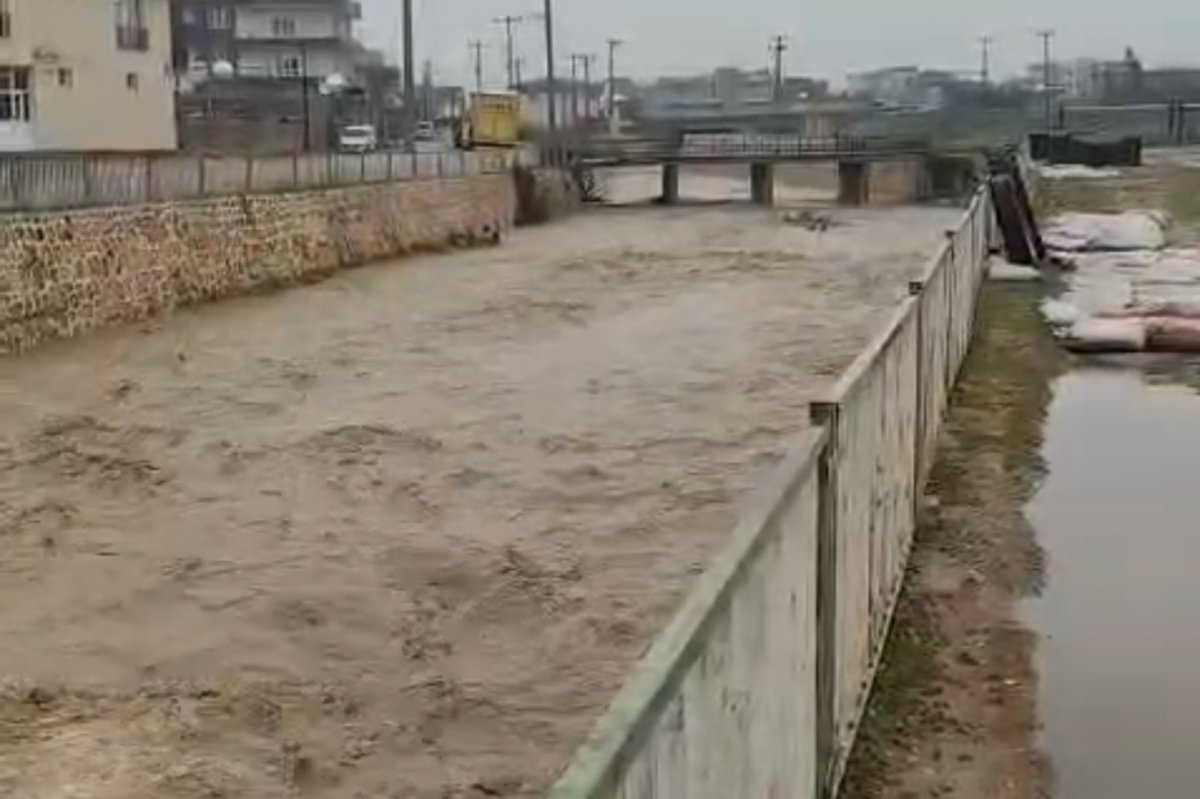 Mardin’de sağanak etkisini sürdürüyor: Dereler taştı, yollar göle döndü
