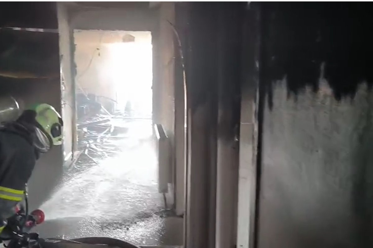 Batman'da bir evde çıkan yangında ev eşyaları kullanılamaz hale geldi