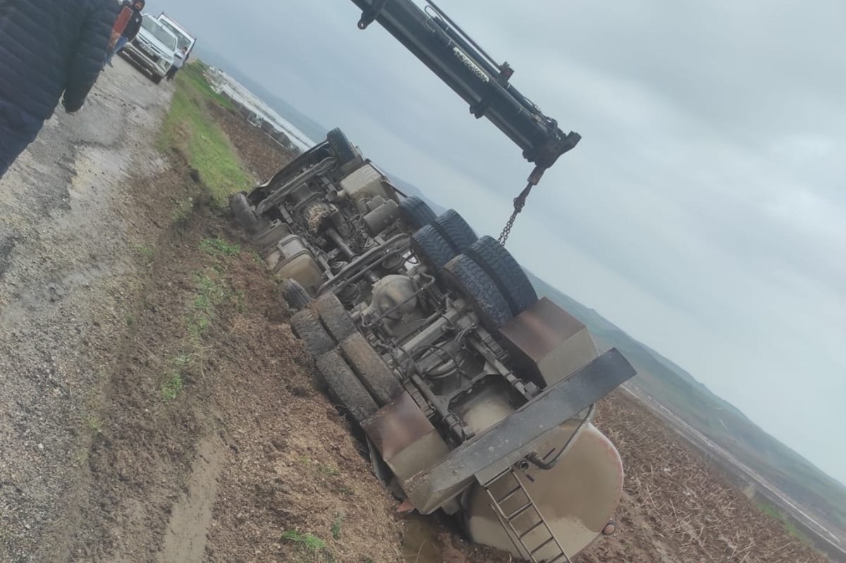 Batman’da içme suyu tankeri devrildi