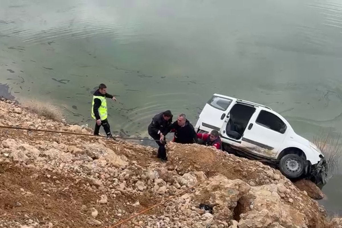 Gölete doğru yuvarlanan otomobil, kaya parçasına takılarak durdu