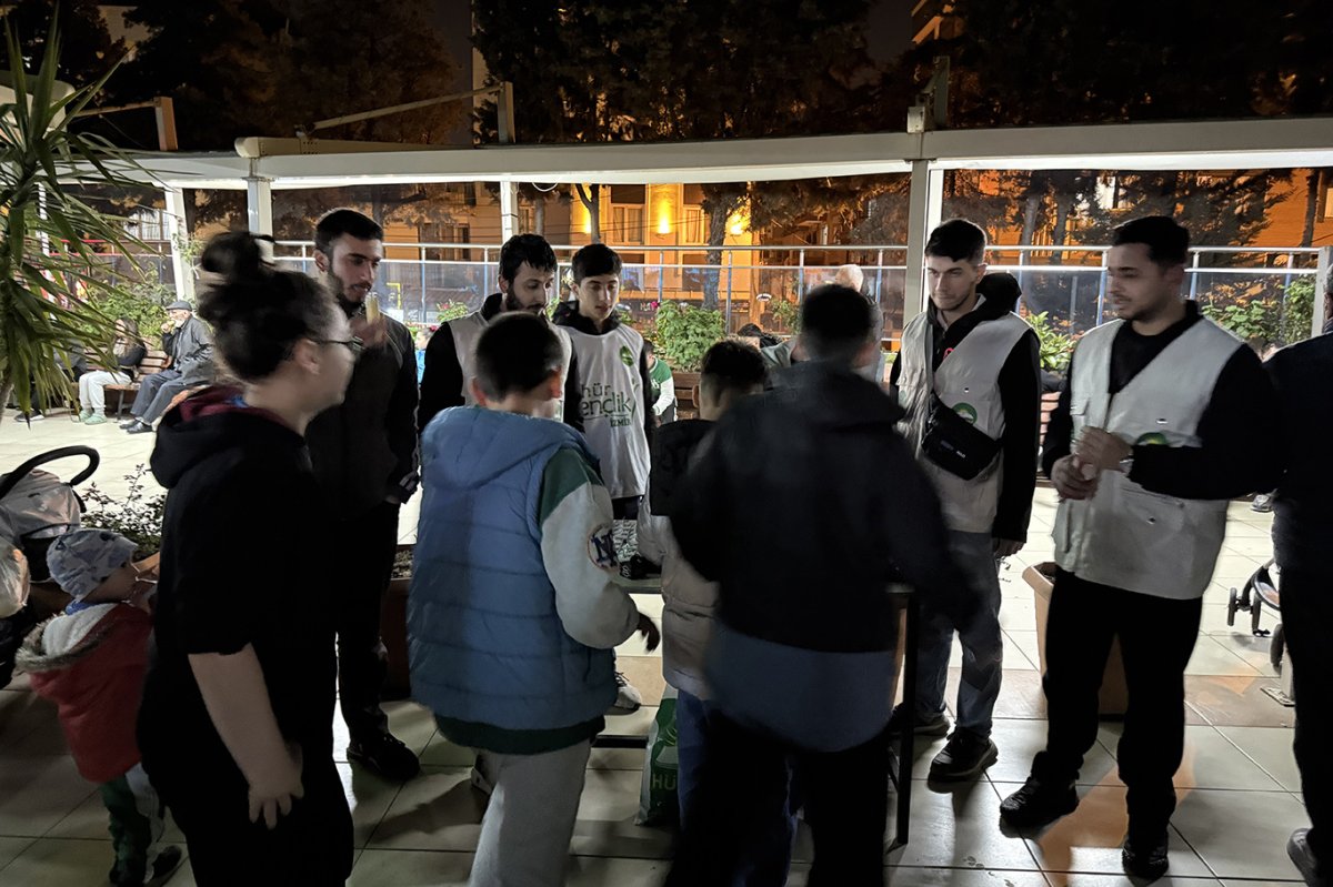 HÜDA PAR İzmir Hür Gençlik Kolları’ndan Kadir Gecesi’nde camilerde ikram