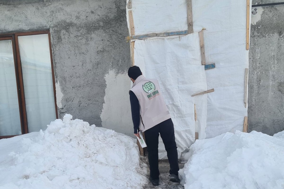 Umut Kervanı Muradiye’de ayni ve nakdi yardım dağıttı