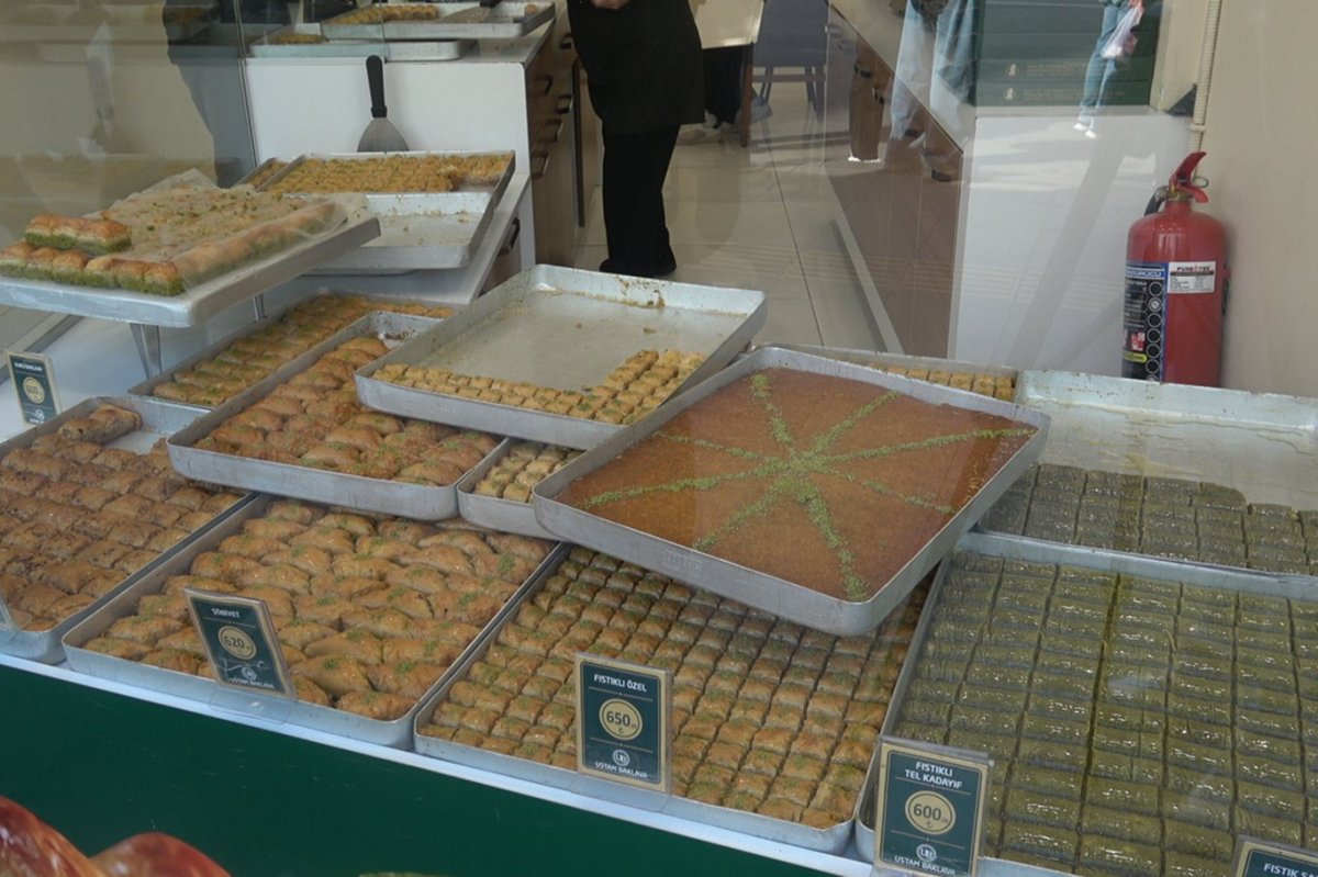 İzmir’de bayram tatlısı telaşı başladı: Eskiler baklavayı, gençler sütlüyü tercih ediyor