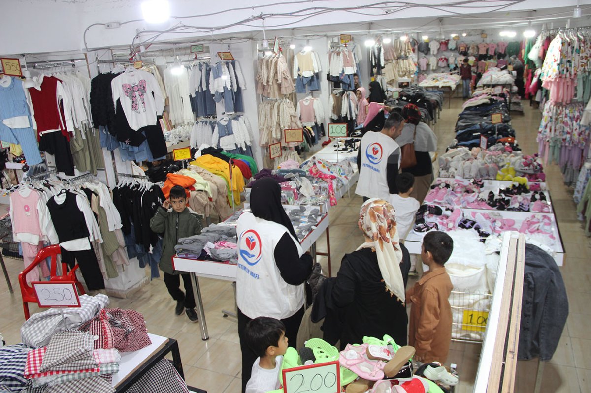 Yetimler Vakfı bayram öncesi Cizre'de yüzlerce yetim çocuğun yüzünü güldürdü