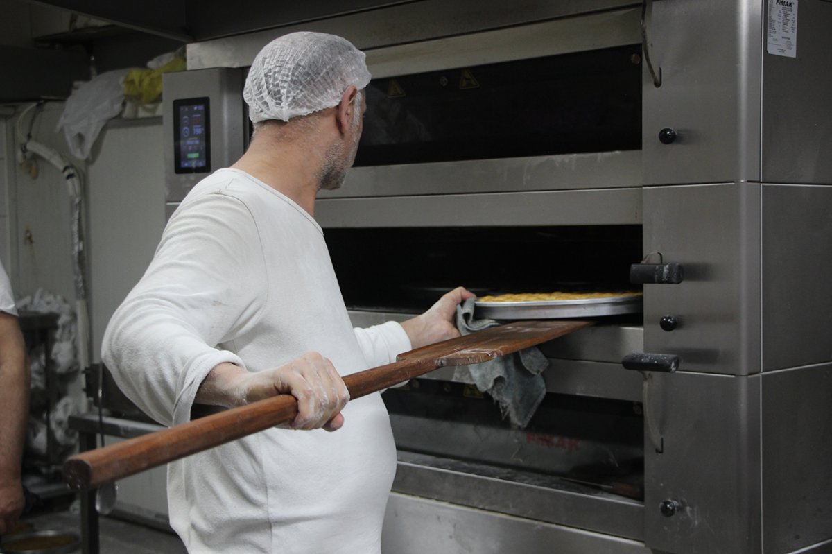 Gaziantep'te baklava mesaisi: Ustaları siparişlere yetişmeye çalışıyor