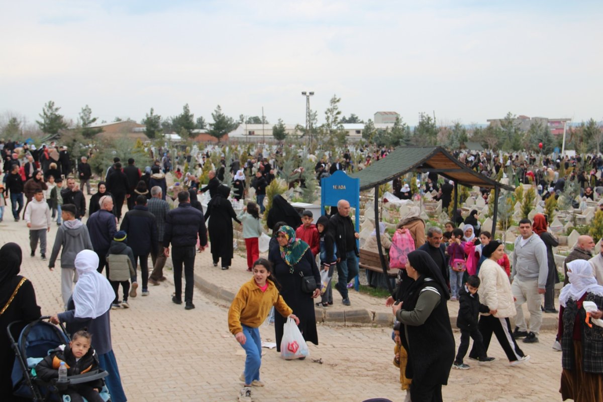 Bayram hazırlığında ilk durak mezarlıklar oldu