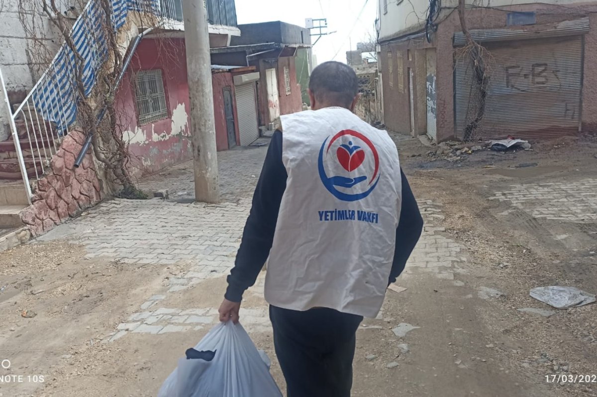 Mardin’de onlarca yetim bayramlık elbiselerle sevindi