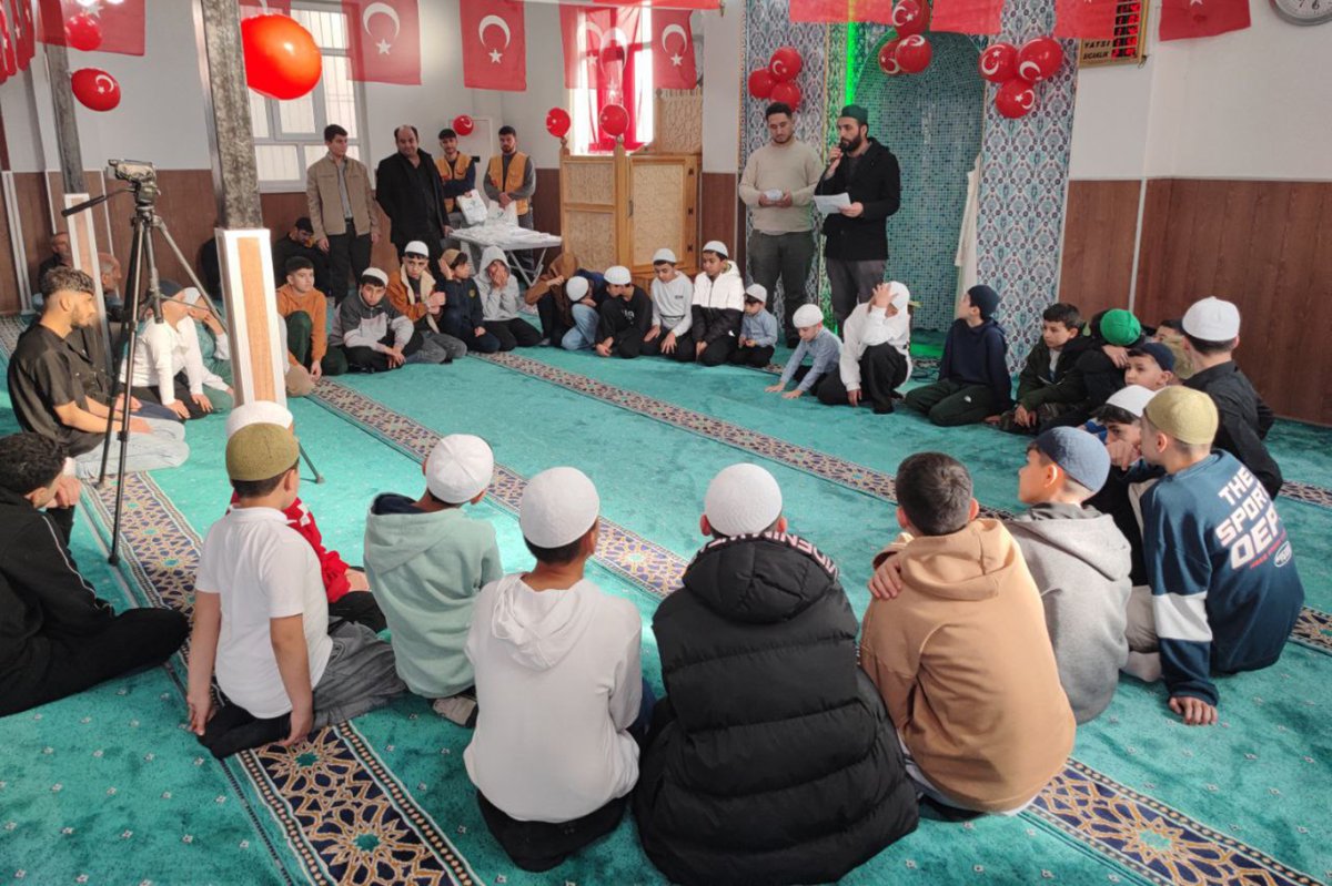 Ramazan ayı boyunca düzenli camiye giden çocuklar ödüllendirildi