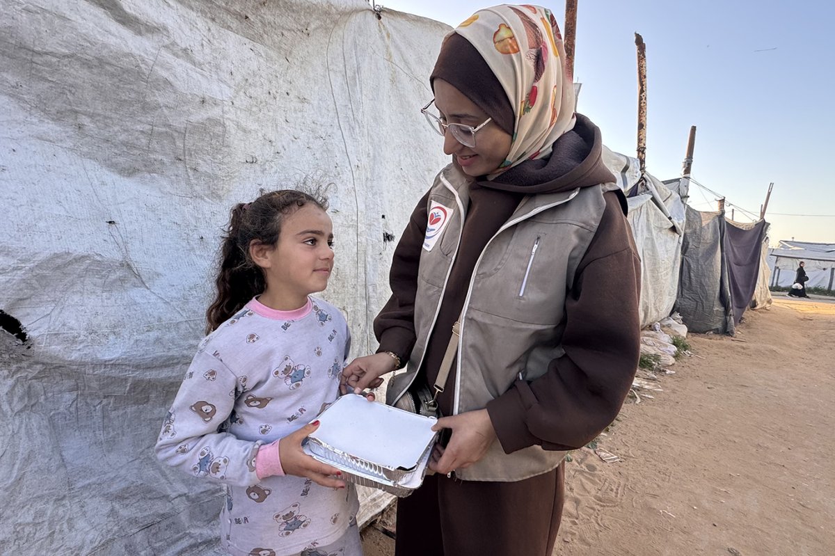 Yetimler Vakfı Gazze'de sıcak yemek dağıtımına devam ediyor