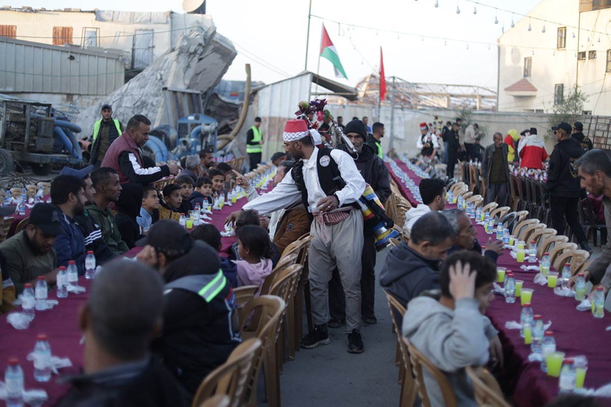 Yetimler Vakfı Gazze'de toplu iftar programı düzenledi