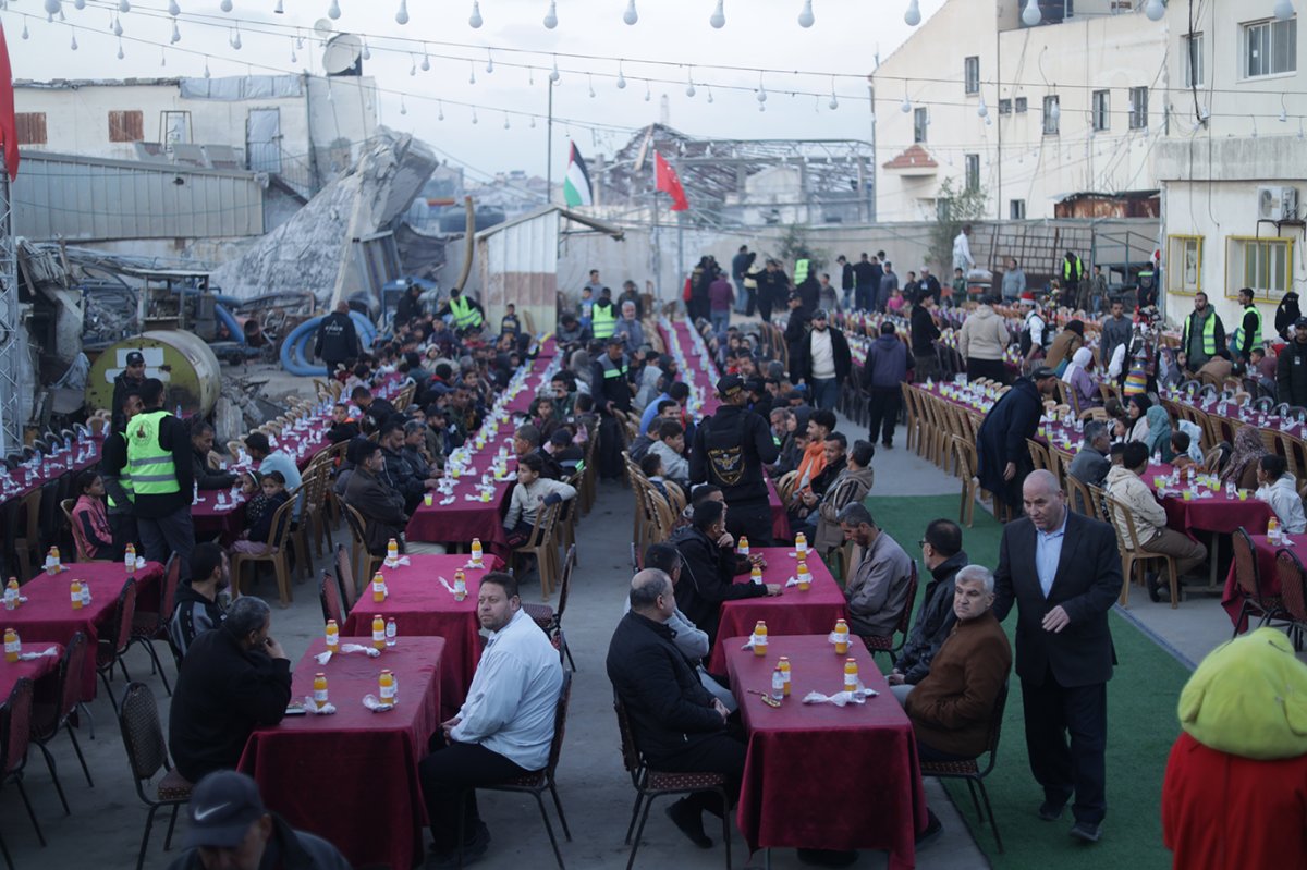 Yetimler Vakfı Gazze'de toplu iftar programı düzenledi