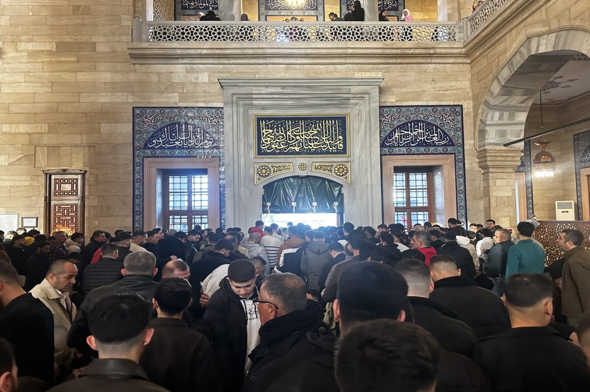 Adana'da Müslümanlar bayram namazı için saf tuttu