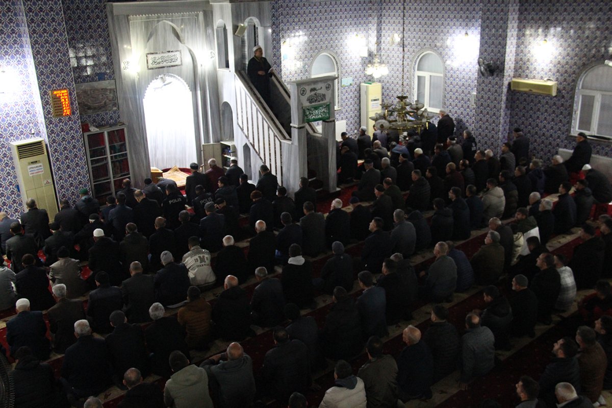 Bayram namazında Diyarbakırlılar camilere sığmadı