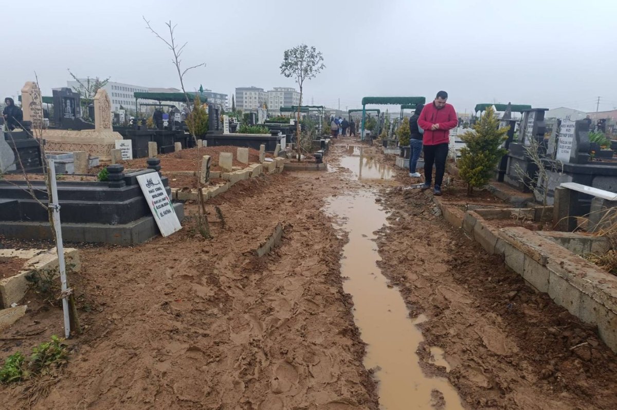 Viranşehir’de mezarlıkların çamur altında kalmasına tepki