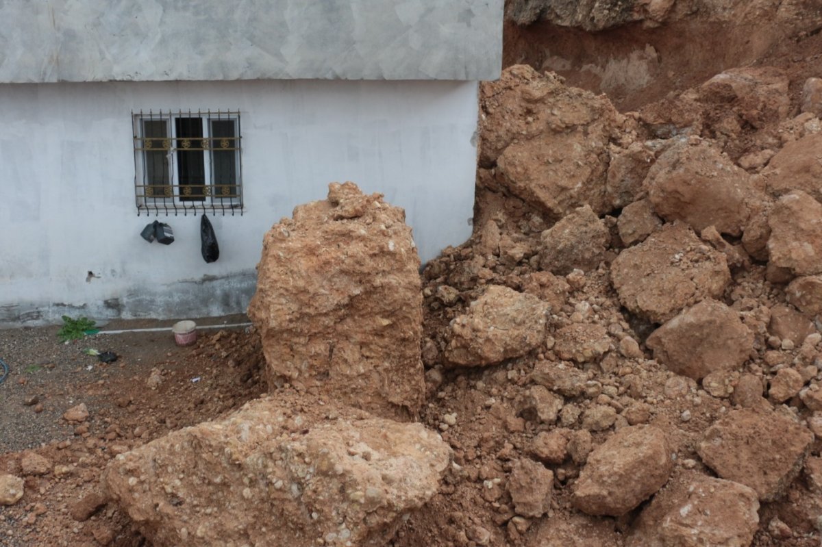 Cizre'de yamaçtan kopan dev kaya bir evin üzerine düştü
