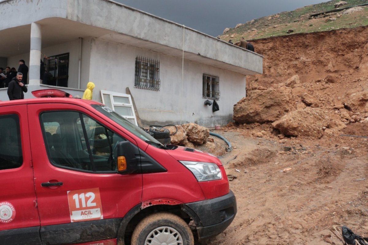 Cizre'de yamaçtan kopan dev kaya bir evin üzerine düştü