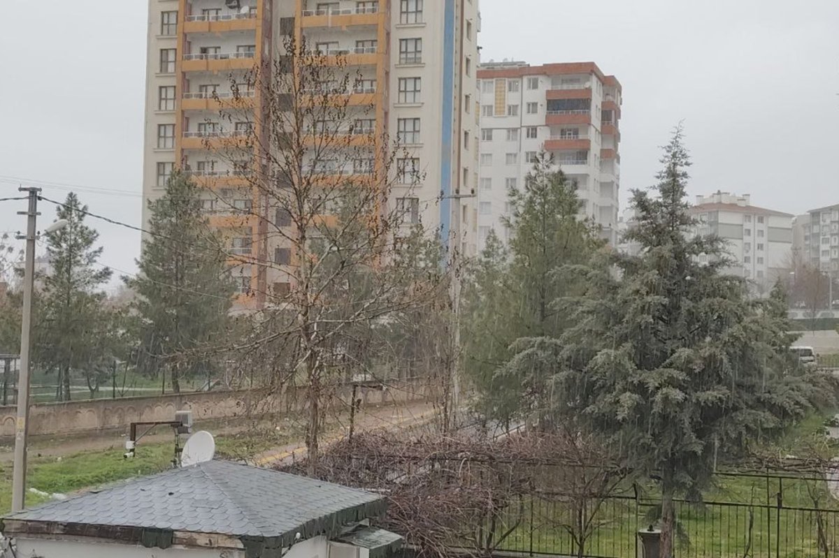 Diyarbakır’da yağış etkili oldu, cadde ve sokaklar sular altında kaldı
