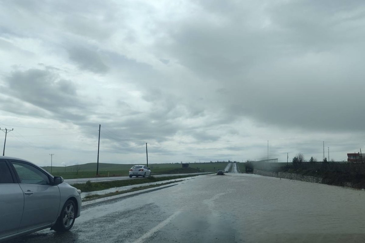 Diyarbakır’da yağış etkili oldu, cadde ve sokaklar sular altında kaldı