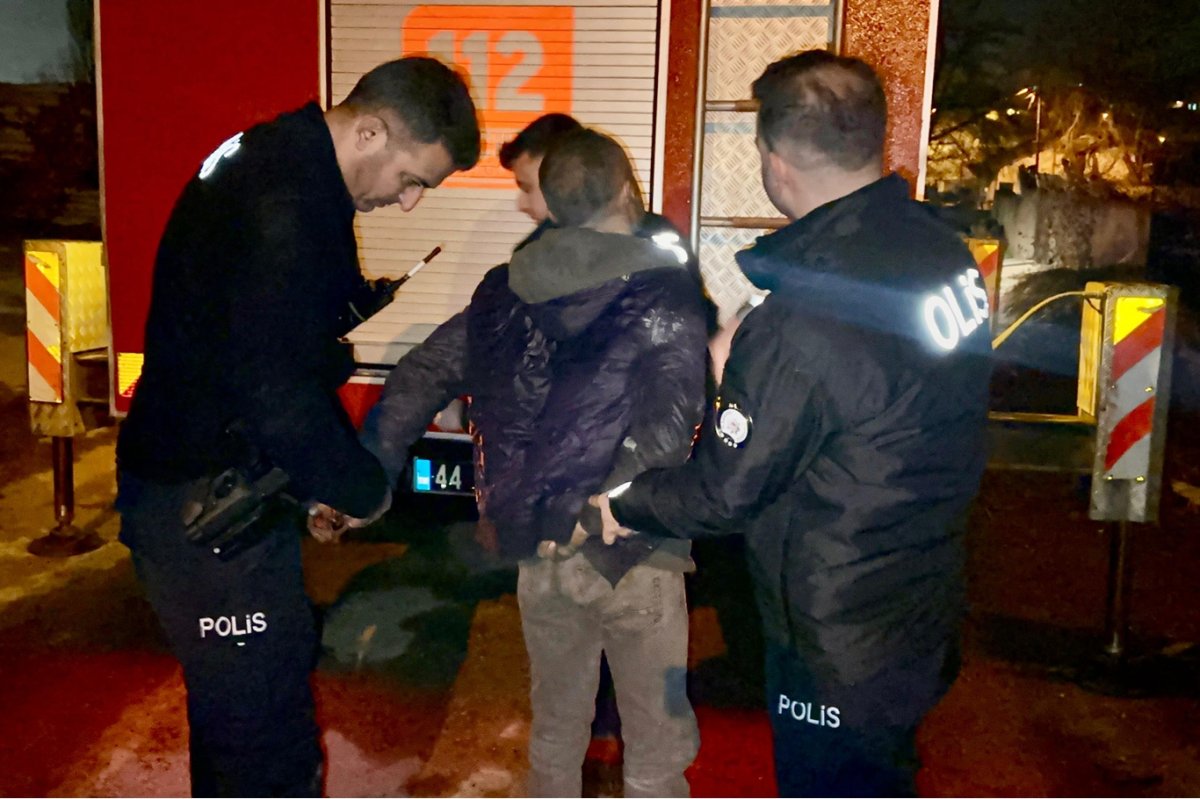 Suçüstü yakalanan hırsızlar çatıya kaçtı