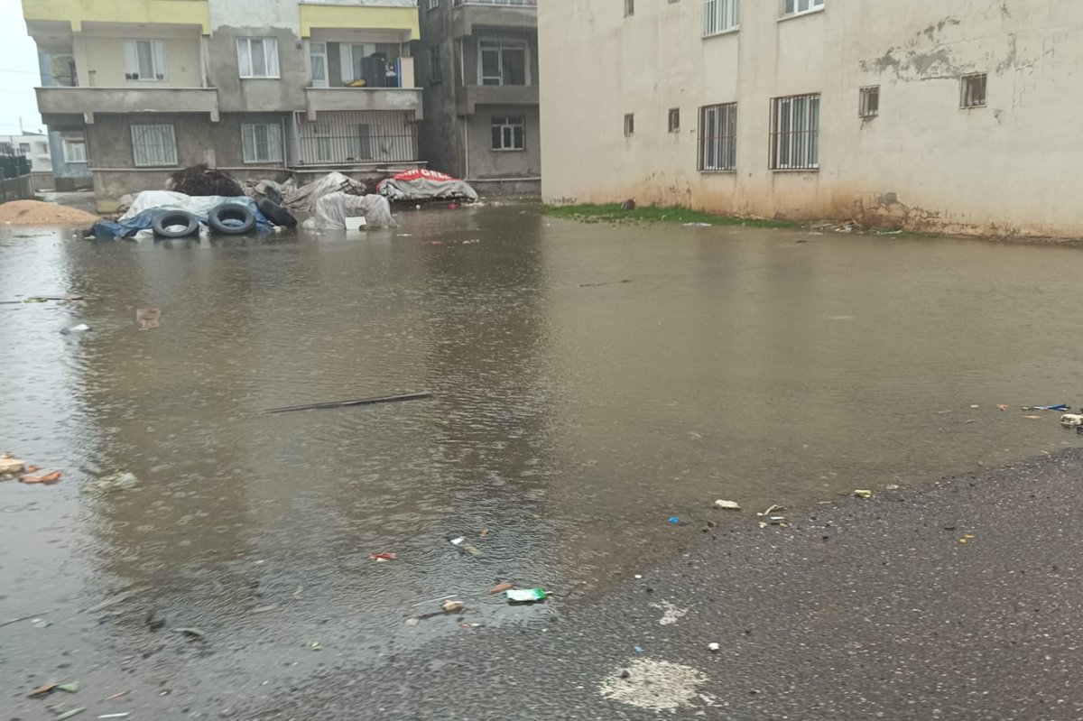 Diyarbakır'da kanalizasyon taşkını: Sokak göle döndü