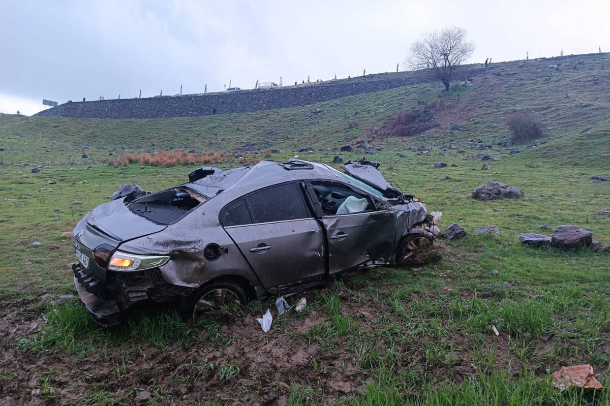 Batman'da otomobil uçuruma yuvarlandı: 2 yaralı