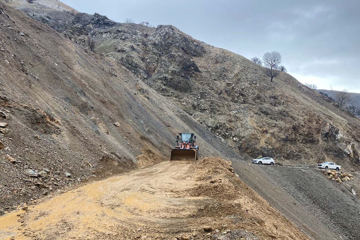 Heyelan nedeniyle kapanan yol açıldı