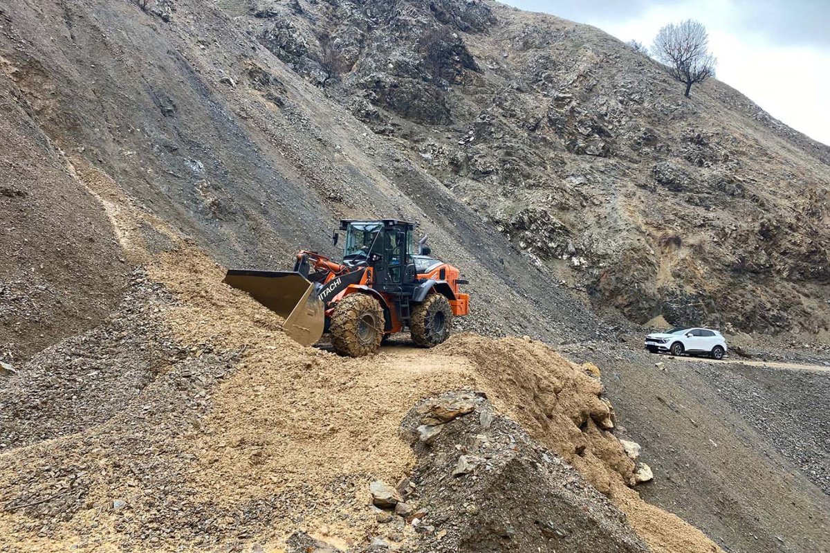 Heyelan nedeniyle kapanan yol açıldı