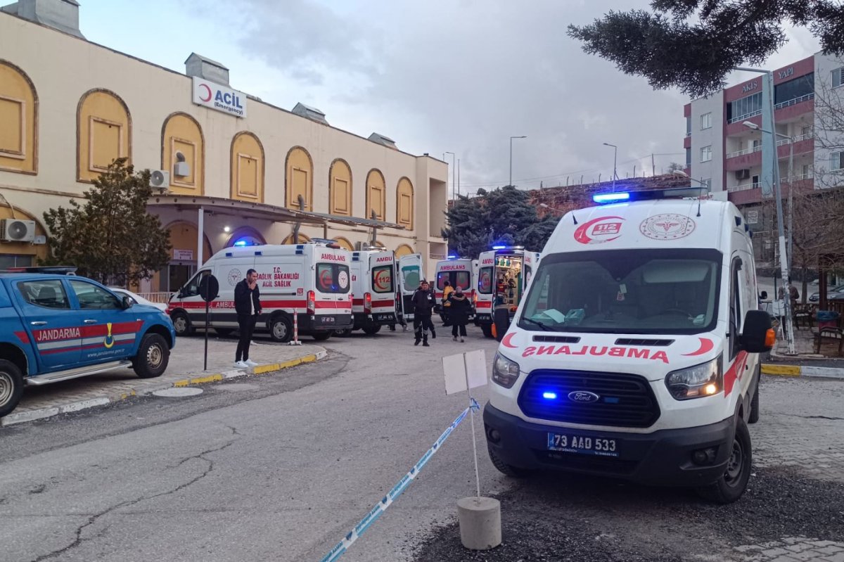 Mardin'de devrilen yolcu midibüsünde 13 kişi yaralandı