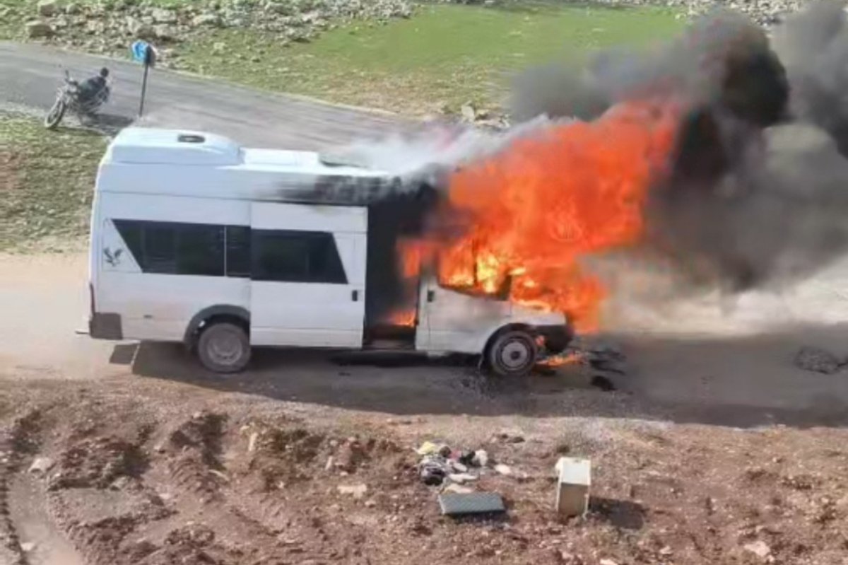 Mardin’de seyir halindeki öğrenci servisi alev aldı