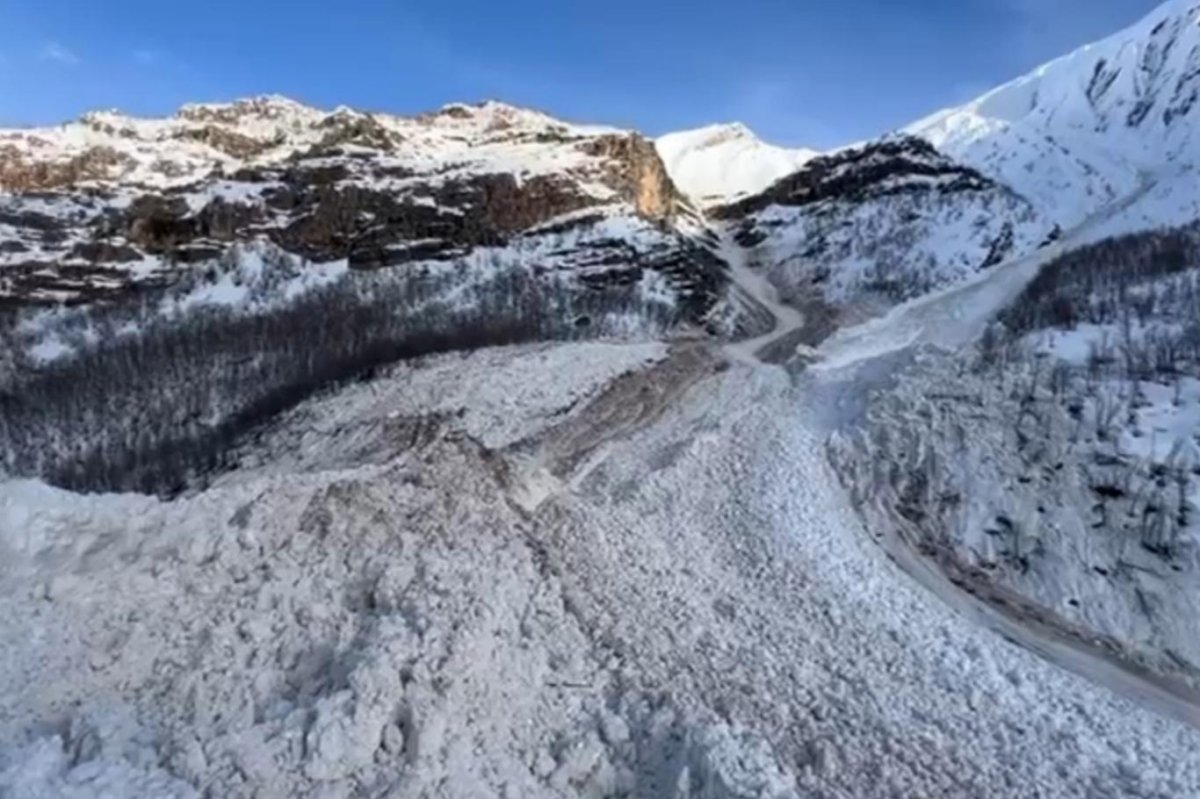 Şırnak-Hakkâri kara yoluna çığ düştü