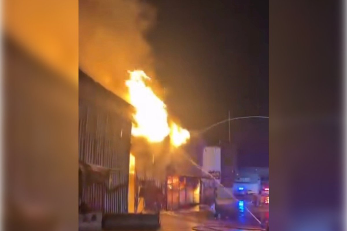 İzmir Karabağlar’da mobilya imalathanesinde yangın